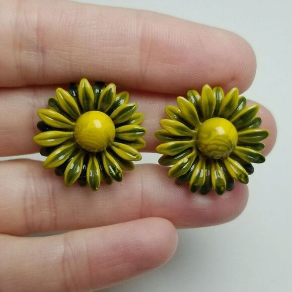 Vintage Yellow and Blue Enamel Daisy Clip On Earrings, Flower 60s 70s Style - Picture 2 of 6